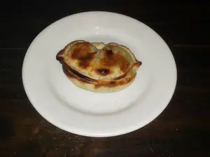 Empanada pollo y salsa blanca