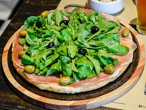 Pizza con jamón crudo y rúcula