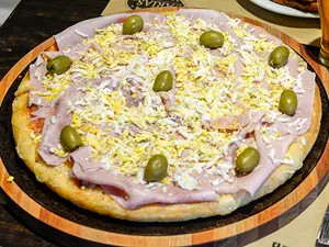 Pizza con jamón y huevo