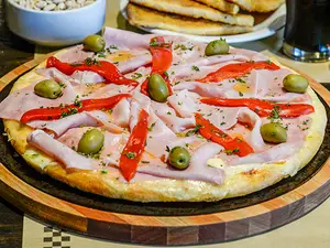 Pizza con jamón y morrones