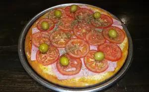 Pizza con jamón y tomate