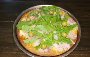 Pizza con panceta y rúcula