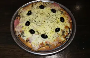 Pizza fugazzeta con jamón