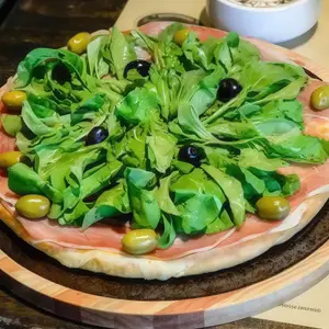 Pizza jamón crudo y rúcula ch