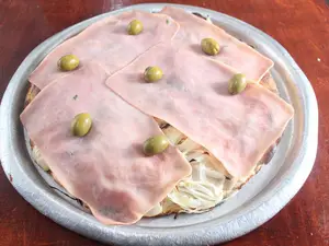 Fugazzeta con jamón rellena