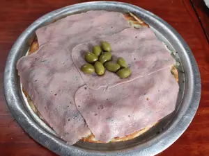 Pizza con jamón y huevo