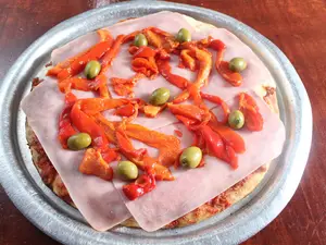 Pizza con jamón y morrones