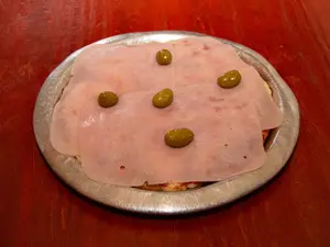 Pizza con muzzarella y jamón