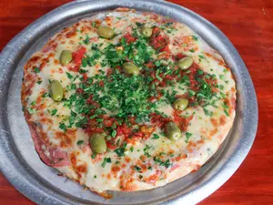 Pizza con provolone