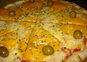 Pizza con panceta y cheddar