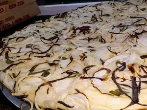 Porción de fugazzeta rellena