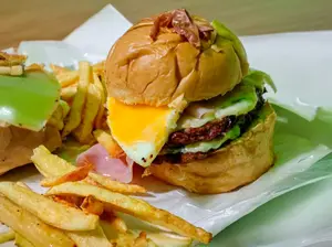Hamburguesa completa doble con fritas