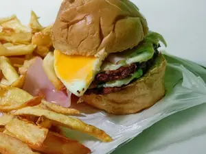 Hamburguesa completa + fritas