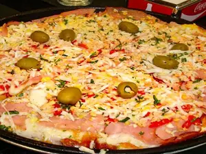 Pizza de jamón y huevo