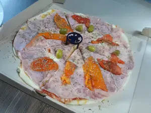 Pizza de jamón y morrón