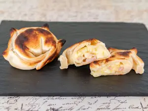 Empanada jamón y roquefort