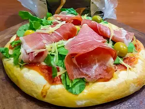 Rucula y jamón crudo