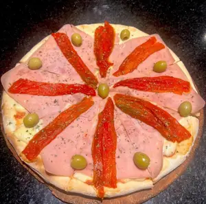 Pizza de jamón y morrón