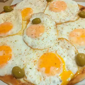 Pizza Con Huevo Frito