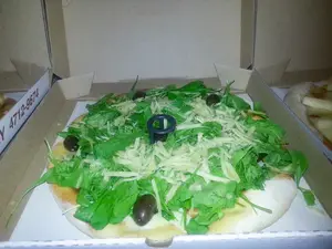 Rúcula y astillas de parmesano