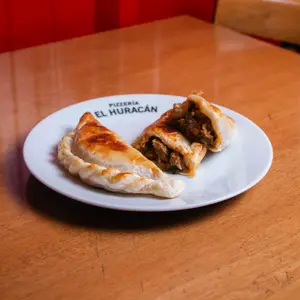 Empanada de carne cortada cuchillo frita