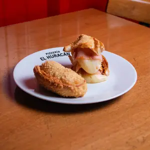 Empanada de jamón y queso frita