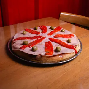 Pizza jamón y morrón