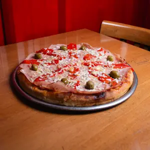 Pizza jamón y morrón huracán chica