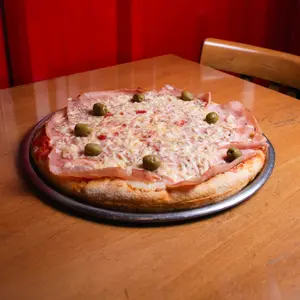 Pizza jamón y provolone