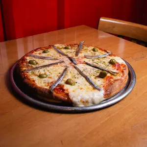 Pizza mozzarella con anchoas
