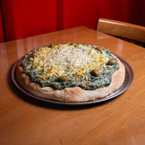 Pizza  salsa blanca y espinaca chica