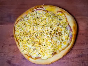 Pizza jamón y huevo