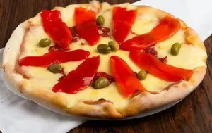 Pizza de jamón y morrones