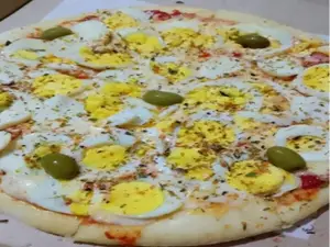 Pizza mozzarella y huevos