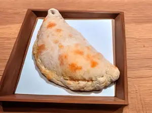 Calzone de jamón y mozzarella