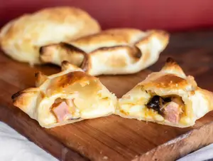 Empanada panceta con ciruelas