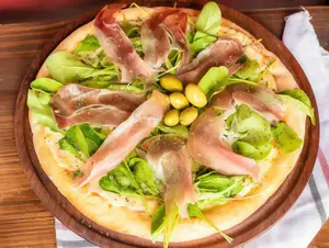Pizza con jamón crudo y rúcula