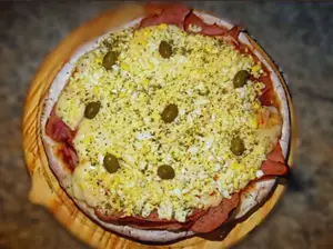 Pizza con jamón y huevo