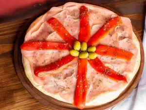 Pizza con jamón y morrón