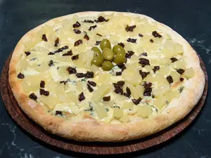 Pizza de ciruelas y ananá
