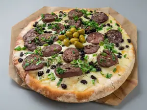 Pizza de morcilla con verdeo