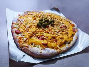 Pizza de salchicha, cheddar