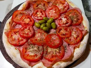 Pizza napolitana con jamón