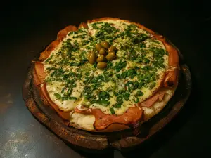 Pizza verdeo con jamón