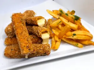 Bastoncitos de muzzarella c/fritas + 1 salsa