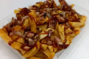 Fritas con bacon y bbq