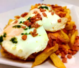 Fritas con cheddar ,bacon y huevo (para compartir)