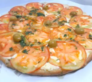 Grande con jamón y tomate