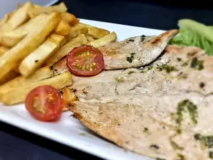 Pechuga grillé c/fritas o ensalada