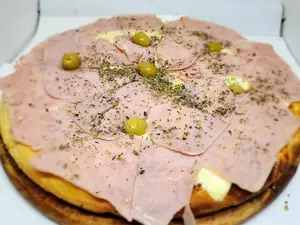 Pizza grande con jamón